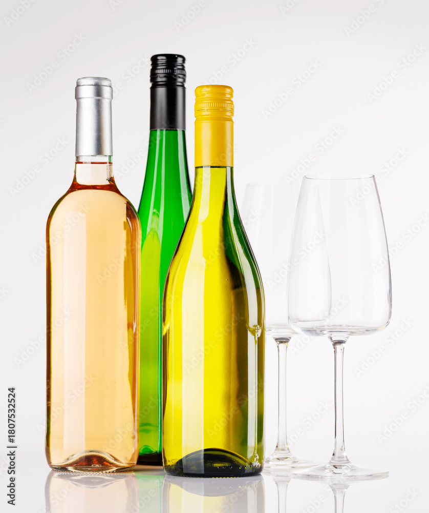 Naklejka premium White wine bottle and glasses on white background