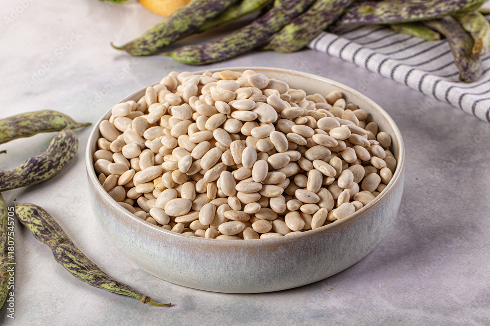 Obraz premium Raw dry white beans heap