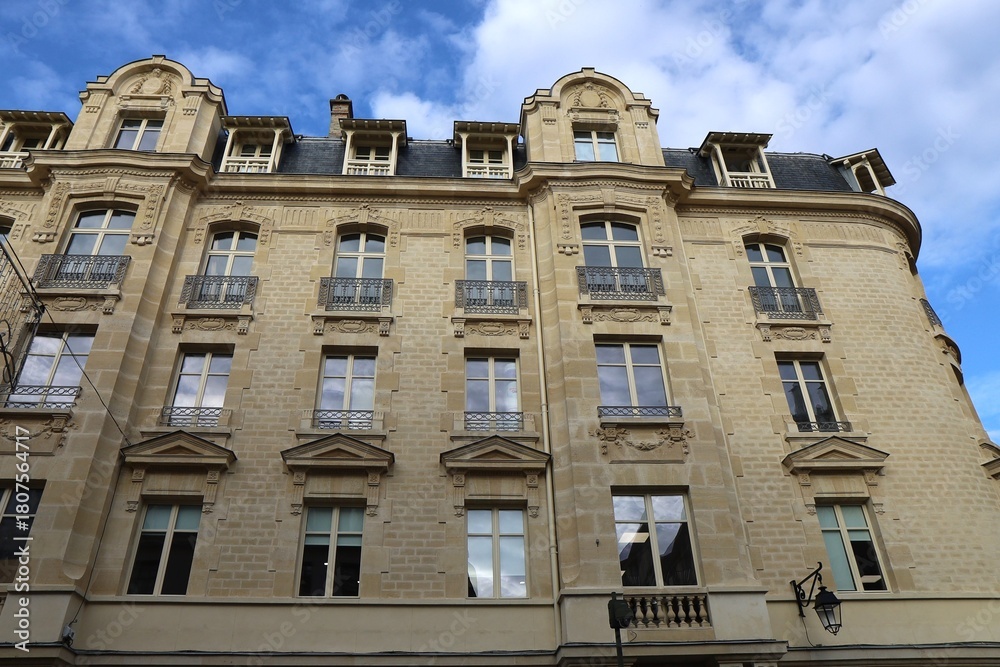 Obraz premium Bâtiment typique, vue de l'extérieur, ville de Saint Germain en Laye, département des Yvelines, France