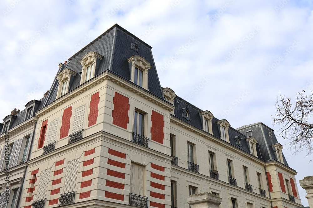 Fototapeta premium Bâtiment typique, vue de l'extérieur, ville de Saint Germain en Laye, département des Yvelines, France