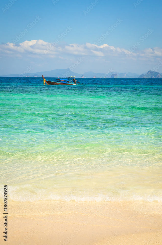 Fototapeta premium Beautiful tropical beach on island Ko Phi Phi, Thailand