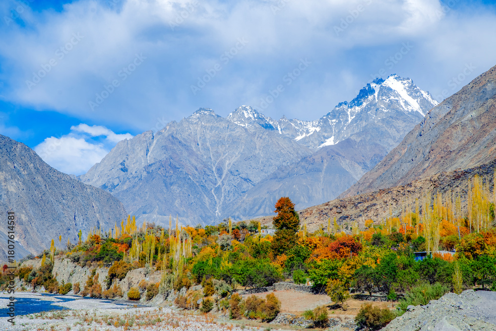 Obraz premium COLORFUL AUTUMN IN GILGIT BALTISTAN PAKINSTAN