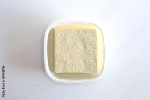 플라스틱 용기에 담긴 콩으로 만든 흰 두부