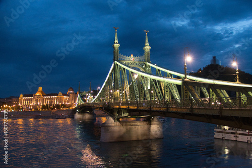 Beleuchtete Freiheitsbrücke in Budapest bei Nacht