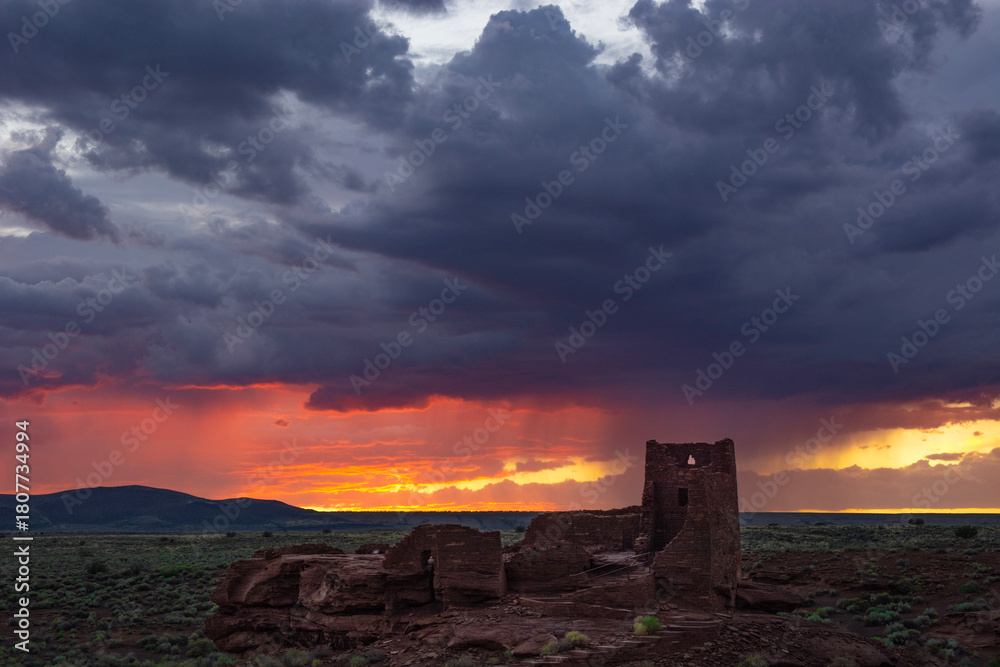 Obraz premium Dramatic storm colors at sunset over Wokoki ruins in Arizona