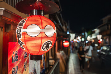 Keuken achterwand Smal steegje Rode lantaarn in Kyoto straatje  © Aerial Film Studio