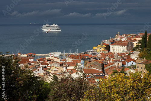 Kreuzfahrtschiff vor Piran, Slowenien, 27.10.2025 < english> Cruise ship off Piran, Slovenia, October 27, 2025