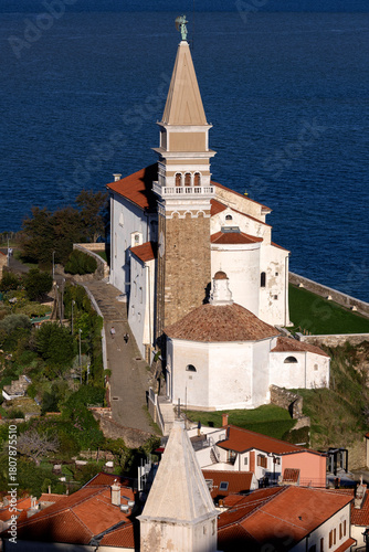 Blick auf die historische Altstadt mit der Kathedrale St. Georg (Sv. Jurij), Piran, Slowenien, 27.10.2025