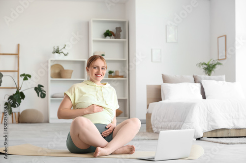 Sporty pregnant woman with ...