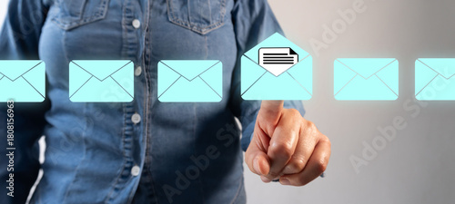 Foto A woman is pointing at a series of envelopes, one of which is opened