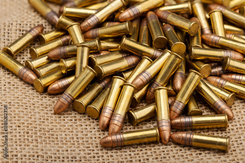 Foto Close up of .22 ammunition on burlap background , .22 LR bullets