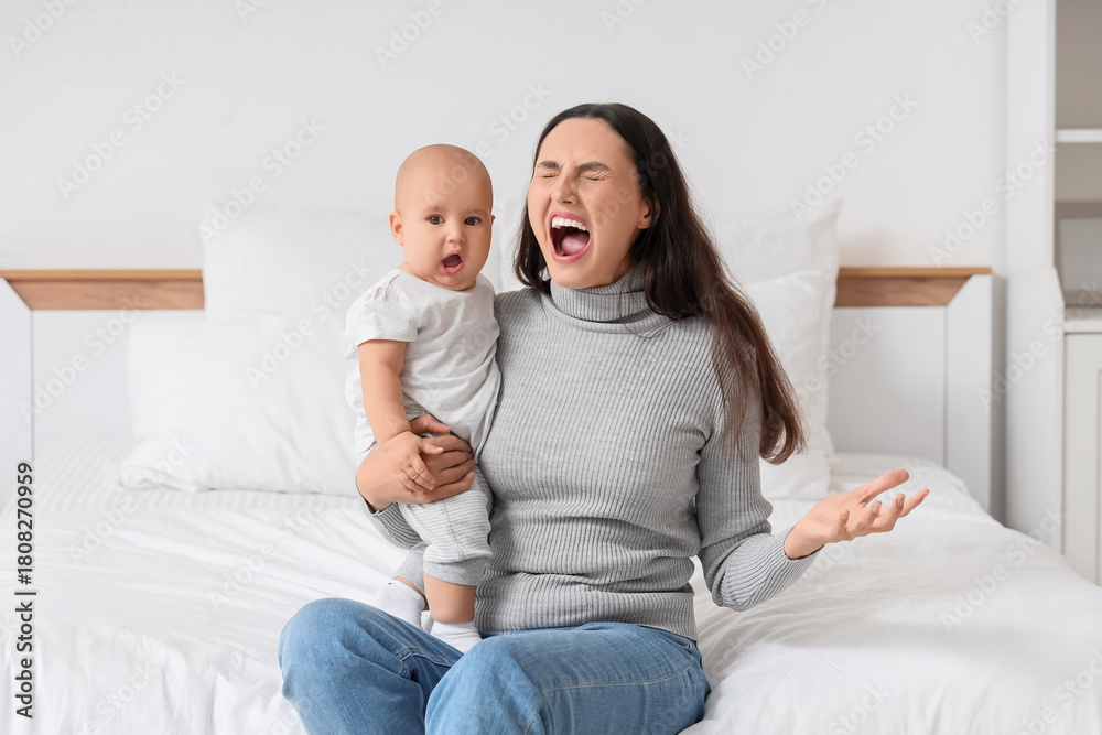 © Pixel-Shot - Screaming young woman with her little baby in bedroom