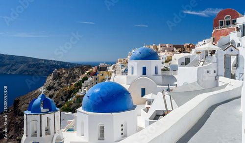 Paisaje horizontal de Oia en la isla de Santorini con las tradicionales cúpulas azules. Viajando por Grecia.
