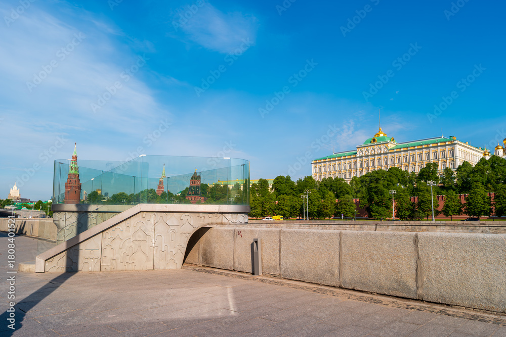 Fototapeta premium Moscow, Russia - May 16, 2025: Observation deck on Sofiyskaya Embankment. The Grand Kremlin Palace is visible. View of the Moscow Kremlin from the Kremlin Embankment. Spring sunny morning