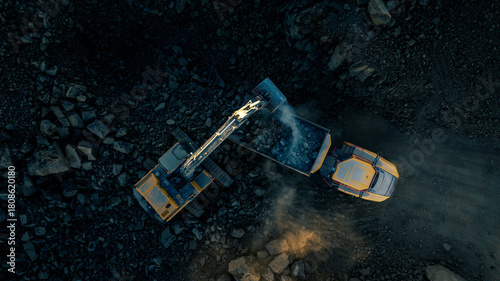 Fotografía Overhead view of an excavator loading rock onto a truck for crushing at a gravel quarry