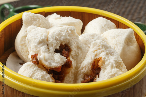 Fotografija The char siu bao in the steamer were placed on the placemat.