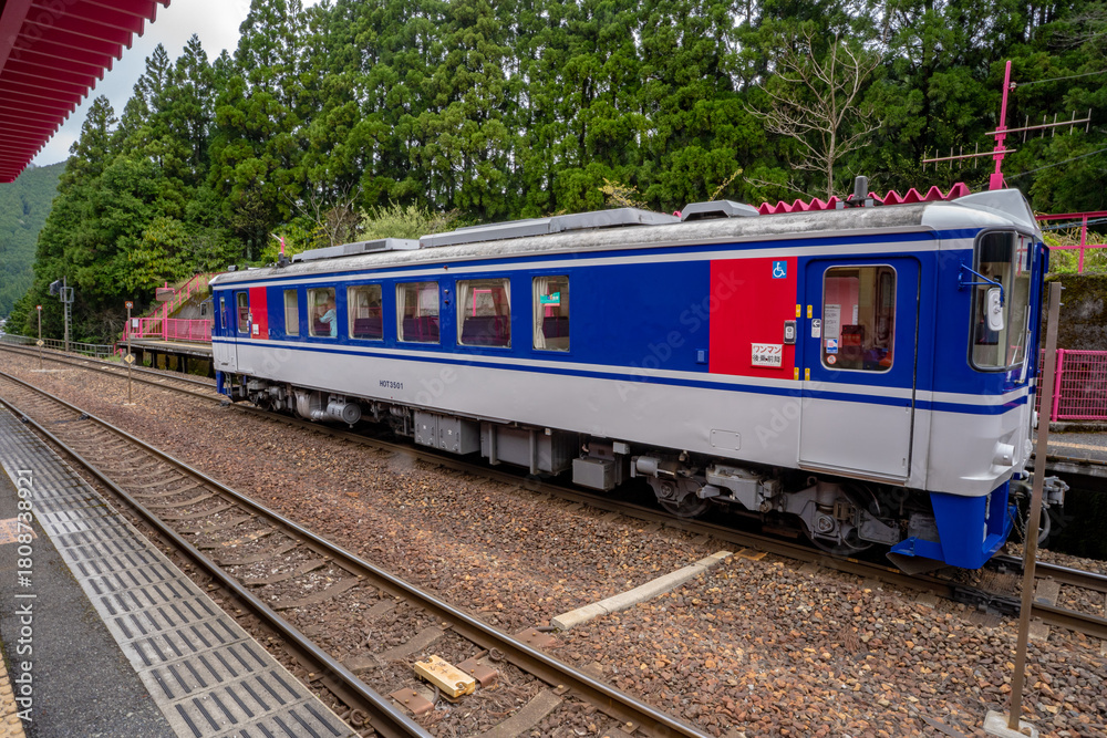 Naklejka premium 恋山形駅のホームと電車の風景
