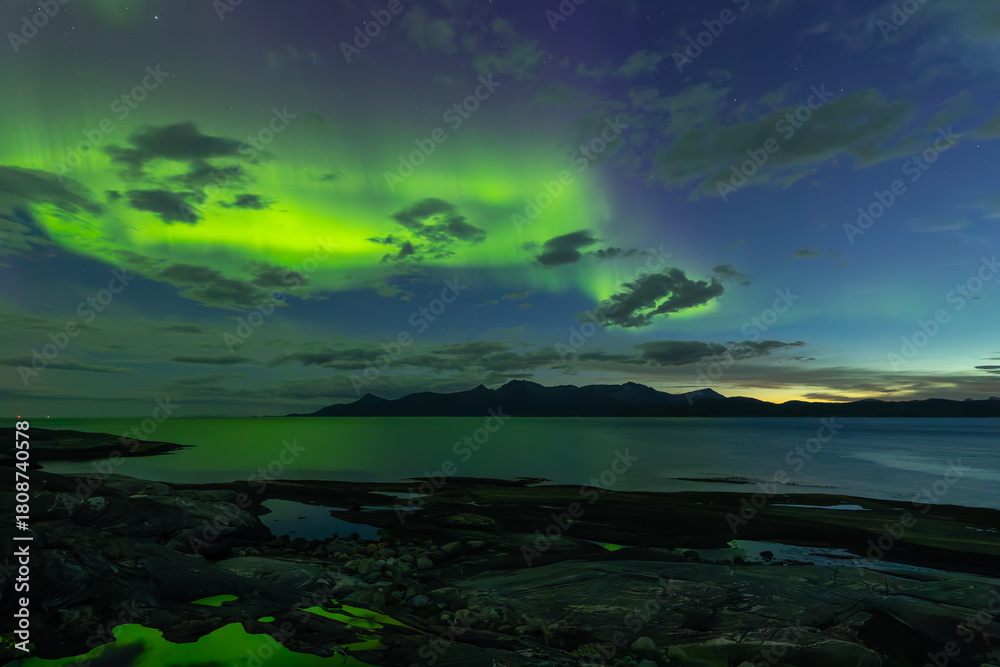 Obraz premium Nordlicht im Morgengrauen über dem Sørfolda Fjord bei Kjerringøy zwischen Bodø und Sørfold in Norwegen.