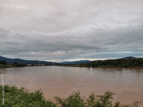 Canvas-taulu borderland view on cloudy sky on background
