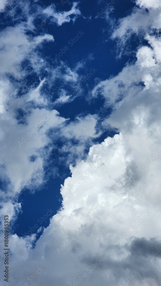 Obraz premium Sky blue with clouds vertical view