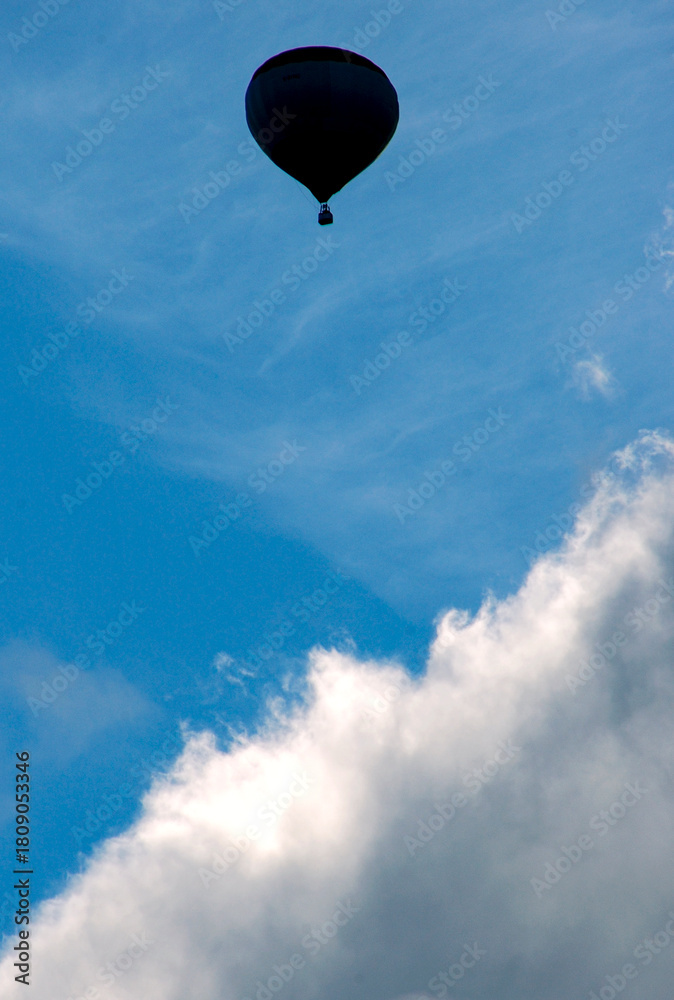 Obraz premium A hot air balloon floats in the sky.