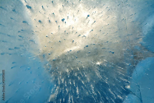 Foto A celestial blue ice, with air bubbles and a glimmering light.
