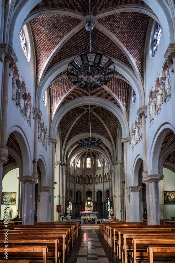 Fototapeta premium Eglise notre dame de la visitation à Auberchicourt, petite ville du nord de la France région des Hauts de France