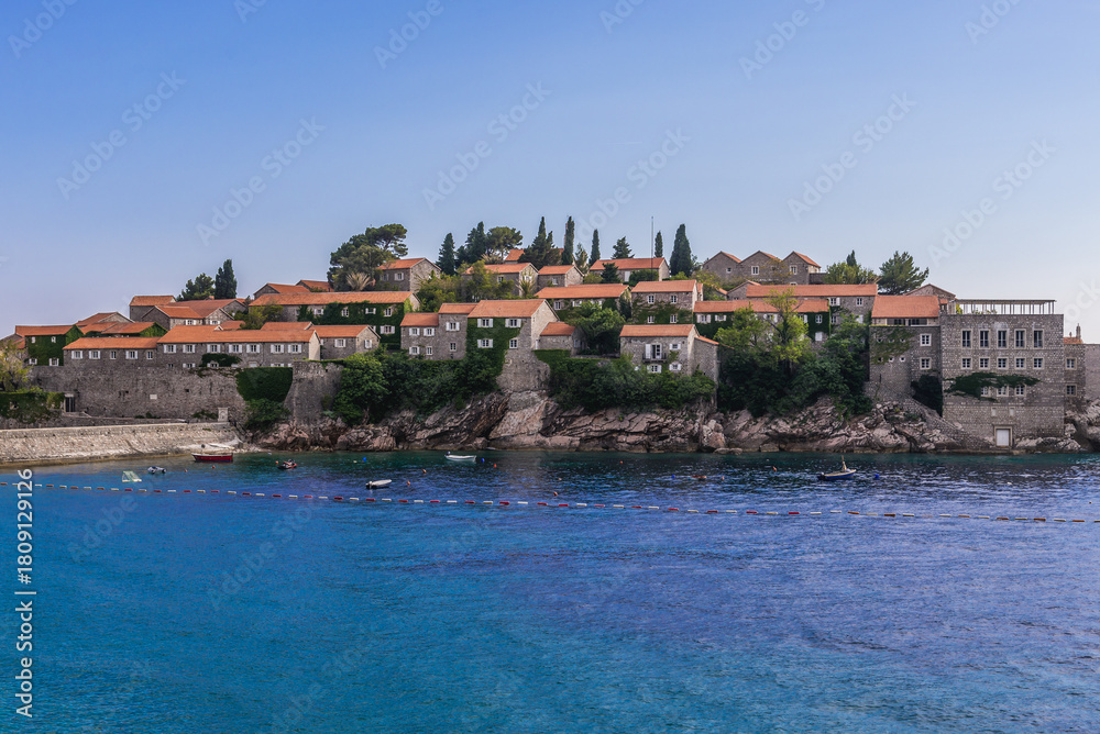 Obraz premium Sveti Stefan islet on Adriatic shore, Montenegro