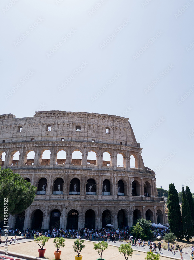 Obraz premium Colosseum in Rome is a magnificent landmark.
