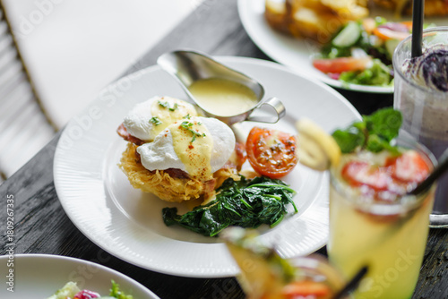 Canvastavla Egg benedict on the table