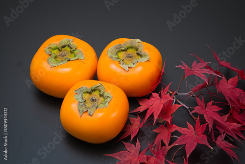 美しく紅葉したもみじの葉と秋の代表的な果物の柿