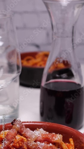 Wallpaper Mural video verticale, primo piano di ciotola di coccio con bucatini all'amatriciana Torontodigital.ca