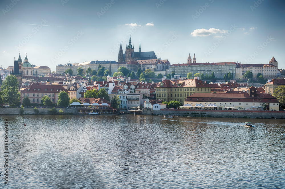 Obraz premium The Castle dominating the skyline of Prague, Czech Republic