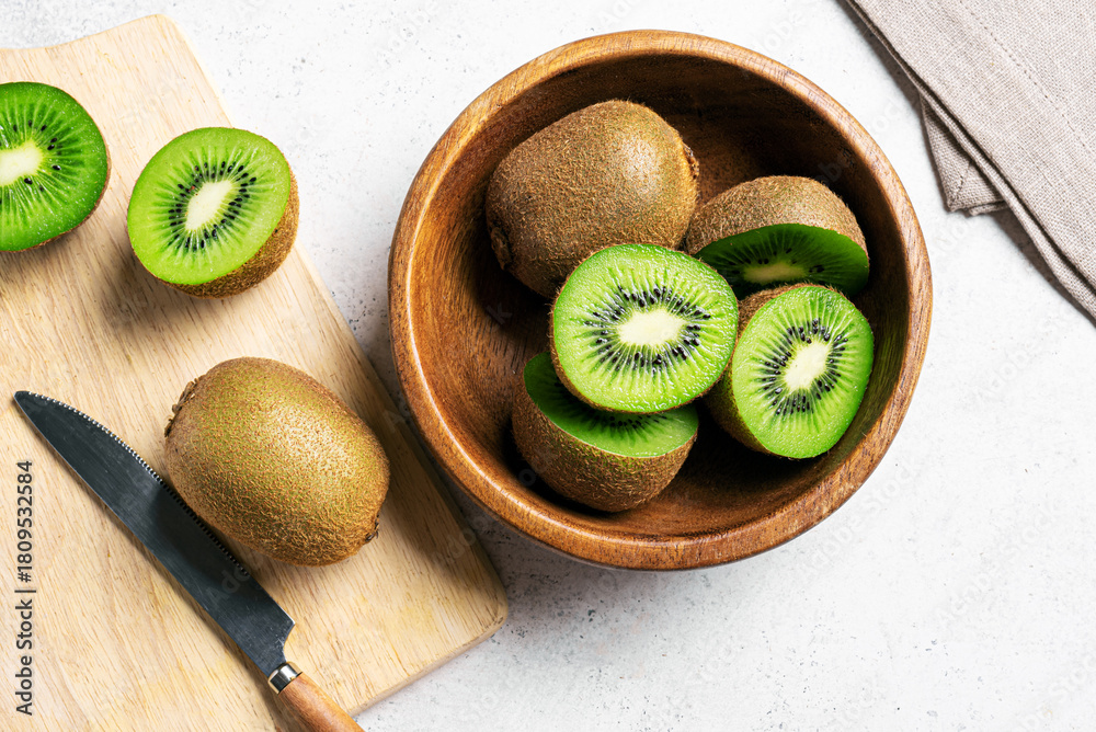 Naklejka premium Kiwi fruits in wooden bowl