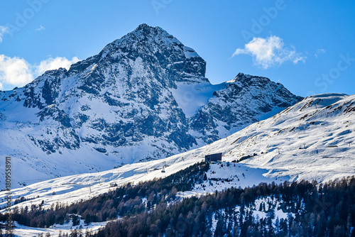 St. Moritz, Piz Julier, Corviglia, Oberengadin, Alpen, Piz Nair, Piz Albana, Bergbahn, Winter, Wintersport, Winterwanderung, Schneedecke, Julierpass, Graubünden, Schweiz 
