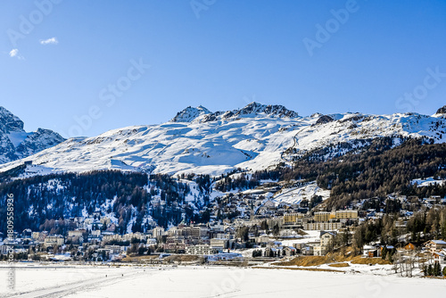 St. Moritz, St. Moritzersee, Corviglia, Oberengadin, Alpen, Piz Nair, Piz Julier, Piz Albana, Winter, Wintersport, Winterwanderung, Langlauf, Skirennen, Schneedecke, Graubünden, Schweiz 