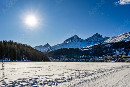 St. Moritz, St. Moritzersee, Oberengadin, Alpen, Corviglia, Piz Nair, Piz Julier, Piz Albana, Winter, Wintersport, Winterwanderung, Langlauf, Schneedecke, Graubünden, Schweiz 