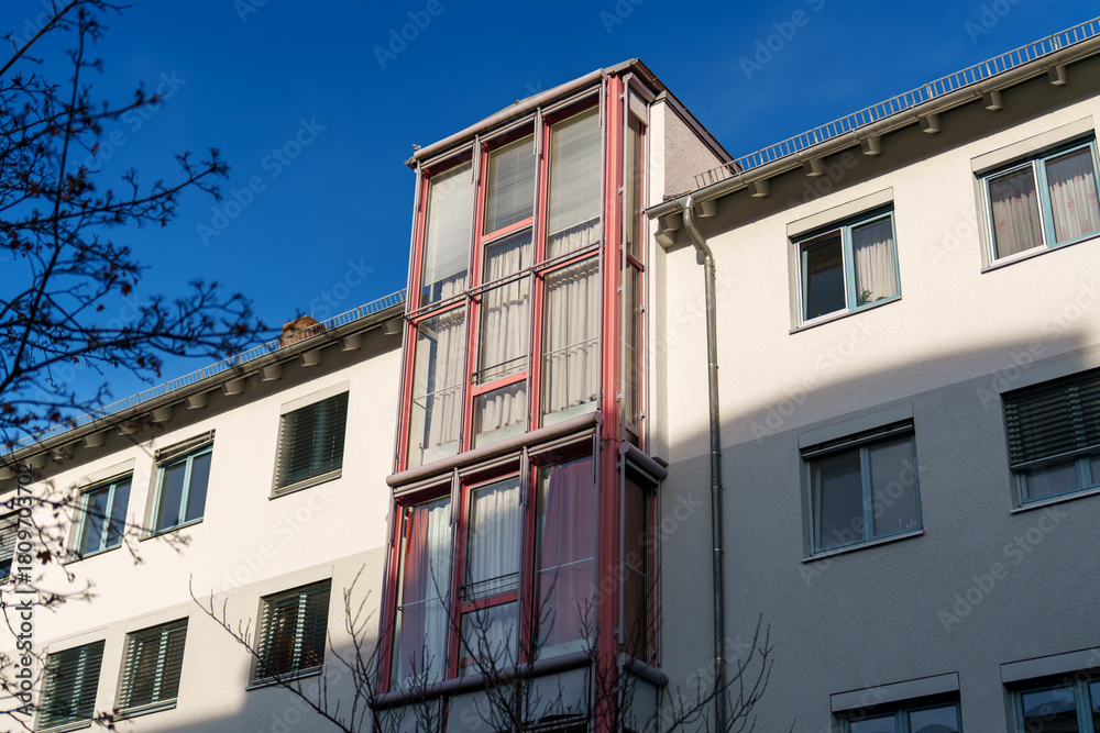 Obraz premium Unique architectural design of a modern building in an urban setting under clear blue sky