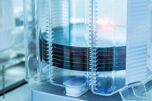 Tableau sur toile patterned silicon wafers in a universal pod