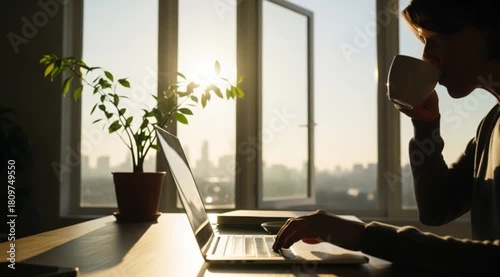 Pessoa Trabalhando no Laptop e Bebendo Café