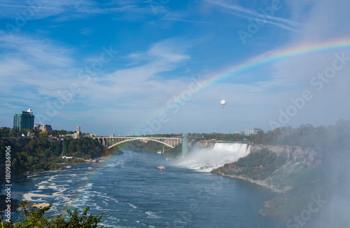 Rainbow Bridge mit Regenbogen im Wassernebel von der kanadischen Seite