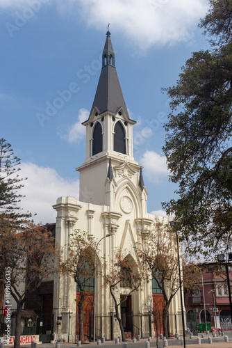 Parroquia San Saturnino, plaza Yungay