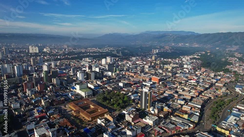 Ciudad de Buraramanga, Colombia, al Amanecer - Vista aérea - 4k