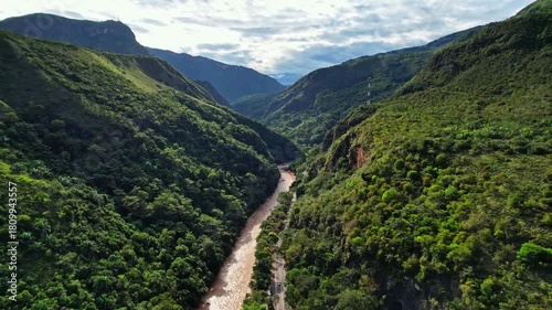 Cañon entre las montañas con un rio natural y una carretera