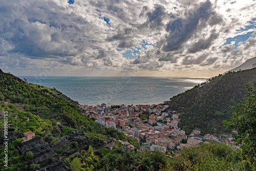 Blick auf Maiori an der Amalfiküste in Italien