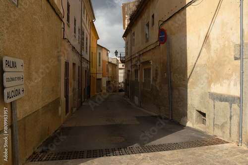 Fototapeta Naklejka Na Ścianę i Meble -  old buildings and small streets in Arta, Mallorca (Spain)