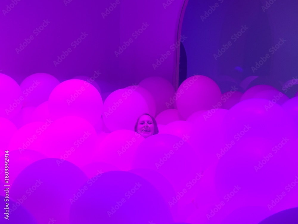 Obraz premium A Vibrant and Colorful Abstract Balloon Art Installation Exhibit