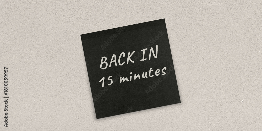 Obraz premium Post it wall background with Back in 15 minutes message as a note