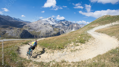 Descente en VTT sur les massifs de la Vanoise devant le glacier de la Grande Motte en été, Tignes