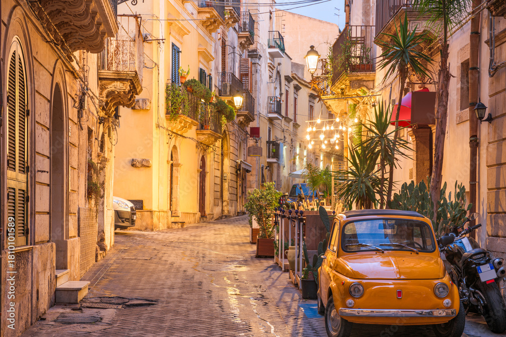 Fototapeta premium Syracuse, Italy Street Scene at Twilight 1520